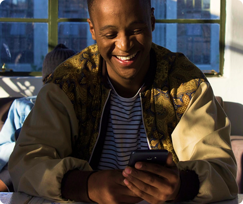 Homem feliz mexendo no celular